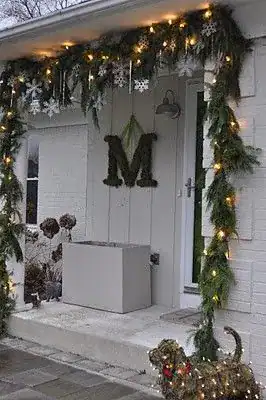 23 Festive Ideas for Christmas Front Door Decorations 18 Cottage Style Front Door Decor