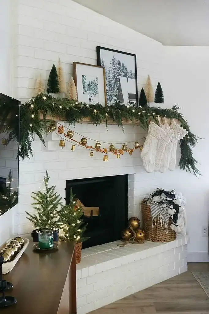 26 Delightful Christmas Mantel Decor Ideas for a Festive Home 12 modern christmas mantel