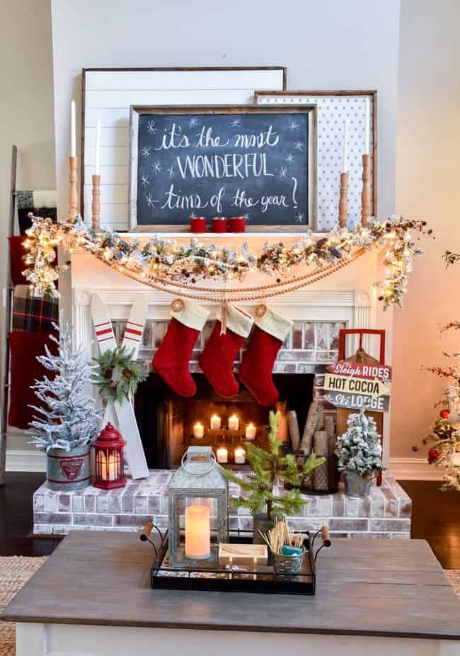 26 Delightful Christmas Mantel Decor Ideas for a Festive Home 21 ski lodge-inspired Christmas mantel