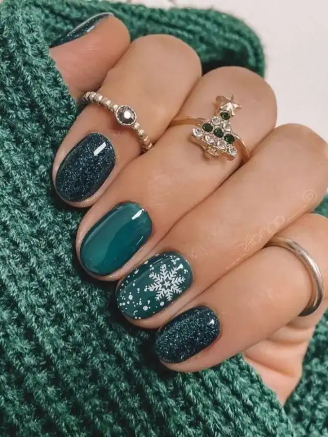 28 Easy Christmas Nail Design Ideas That Are Extra Festive 5 Green Christmas Nails