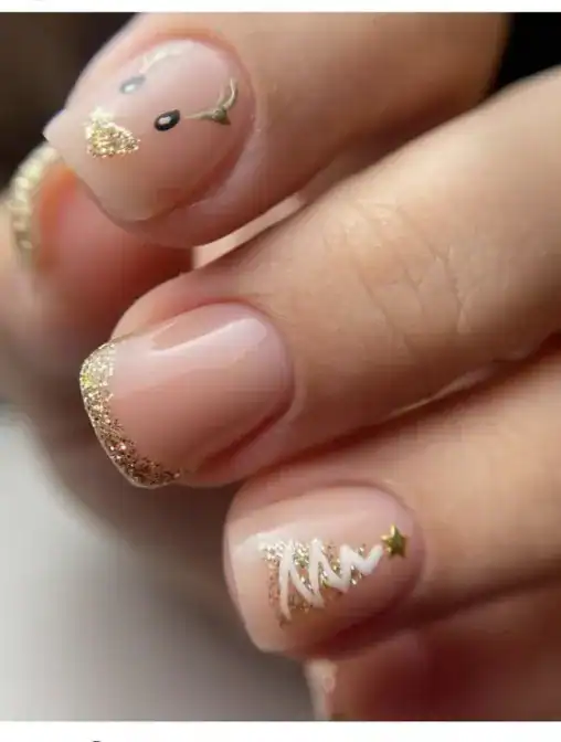 28 Easy Christmas Nail Design Ideas That Are Extra Festive 2 holiday art nails