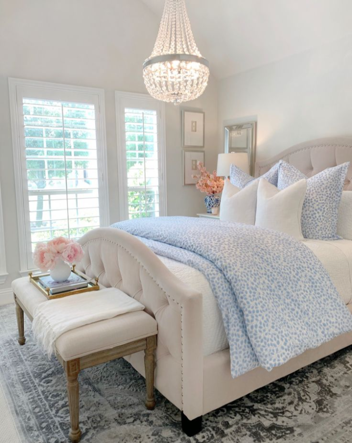 Blue-and-white-bedroom