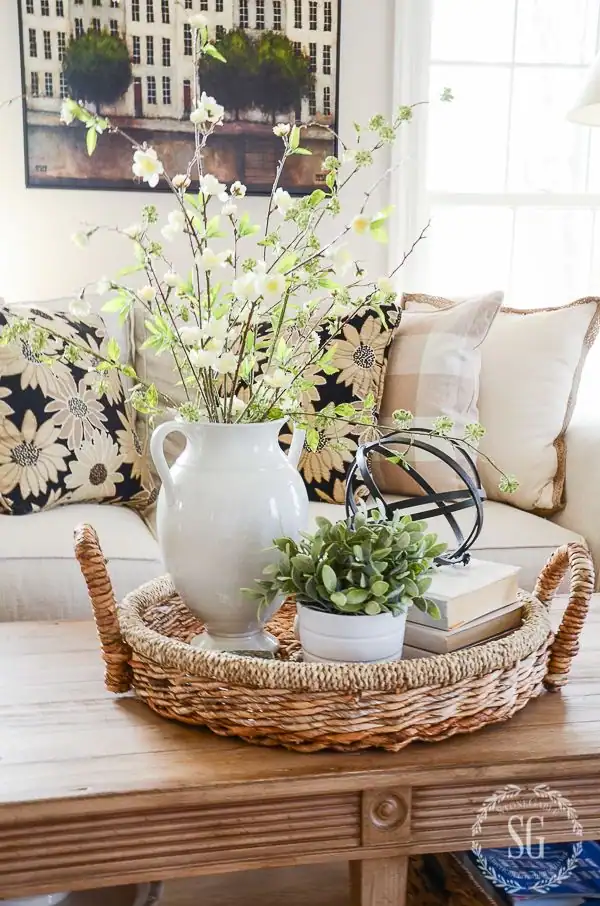 farmhous-coffee-table-decor