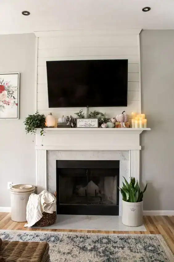 simple summer mantel decor